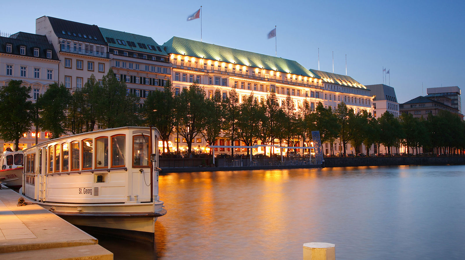 Neuer Meilenstein für Servicequalität im Fairmont Hotel Vier Jahreszeiten Hamburg