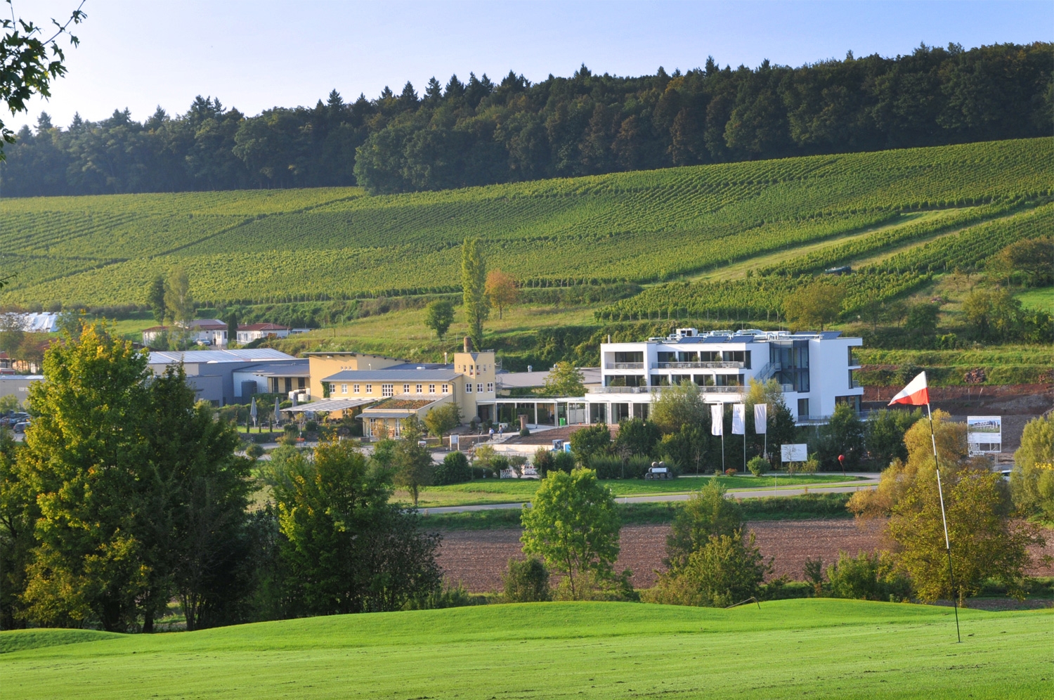 Hotel Heitlinger Hof in Östringen-Tiefenbach eröffnet – Kombination aus Hotel, Restaurants, Golfplatz und Weingut