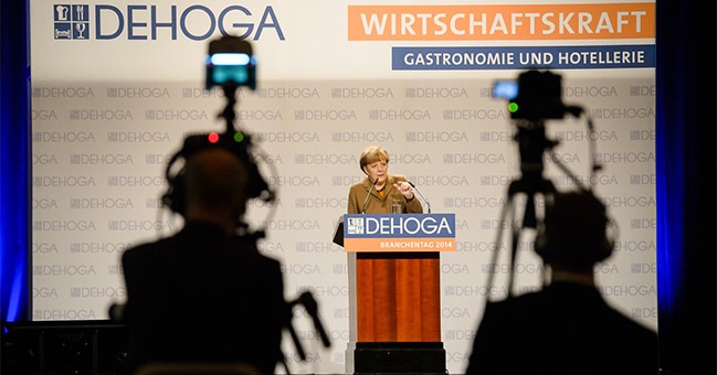 Bundeskanzlerin Merkel mit Branchenschelte: Nur gute Bezahlung sorgt für nötige Fachkräfte-Sicherung – Arbeitszeitbeschränkung wird noch einmal geprüft