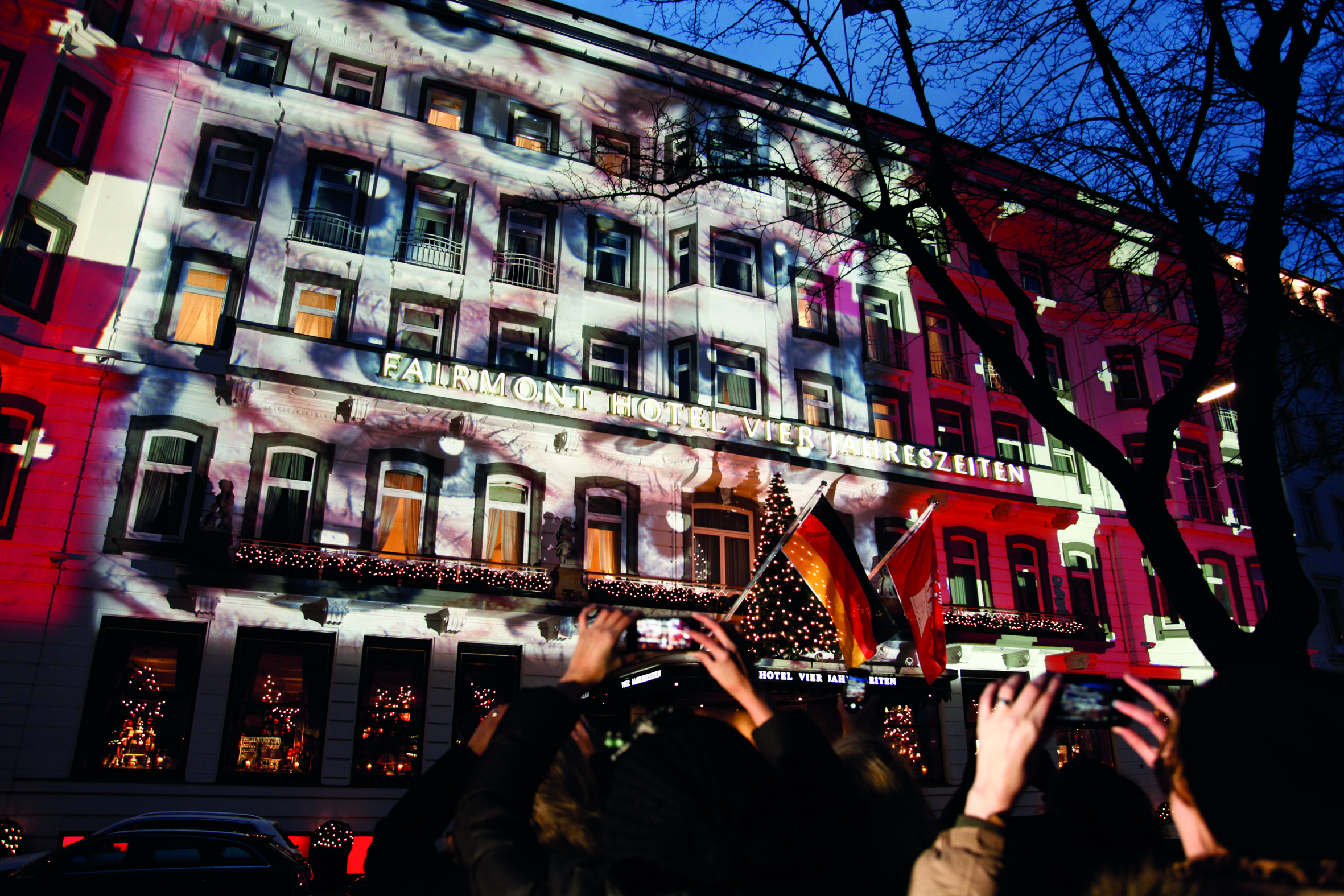 Spektakuläre Lichtinstallation am Fairmont Hotel Vier Jahreszeiten Hamburg – PR-Aktion von Swiss für mehr Achtsamkeit im Umgang miteinander
