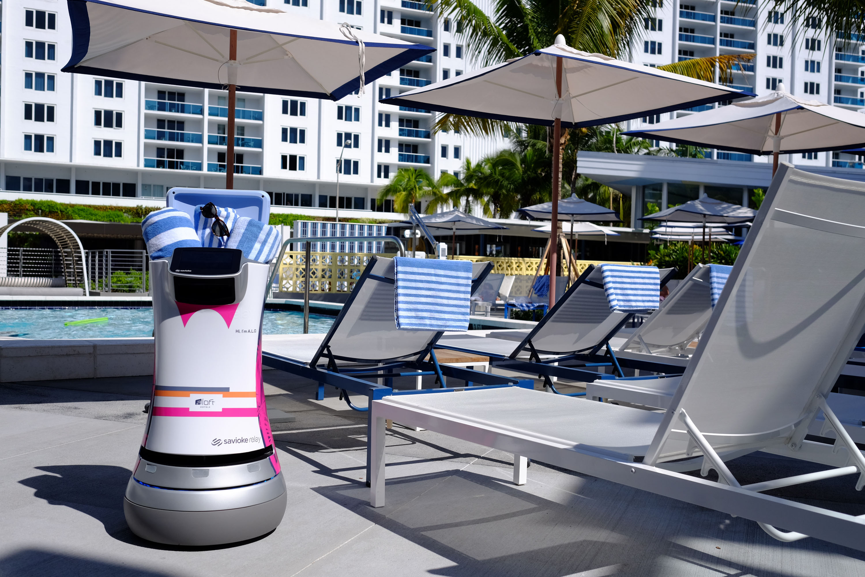 Jetzt kommen die Roboter ins Hotel: Aloft Hotels stellen Androiden-Butler “Botlr” fest ein