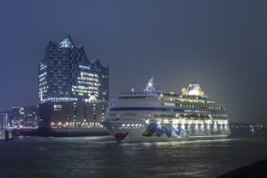 Kreuzfahrtschiff Aida Cara vor Elbphilgharmonie Hamburg